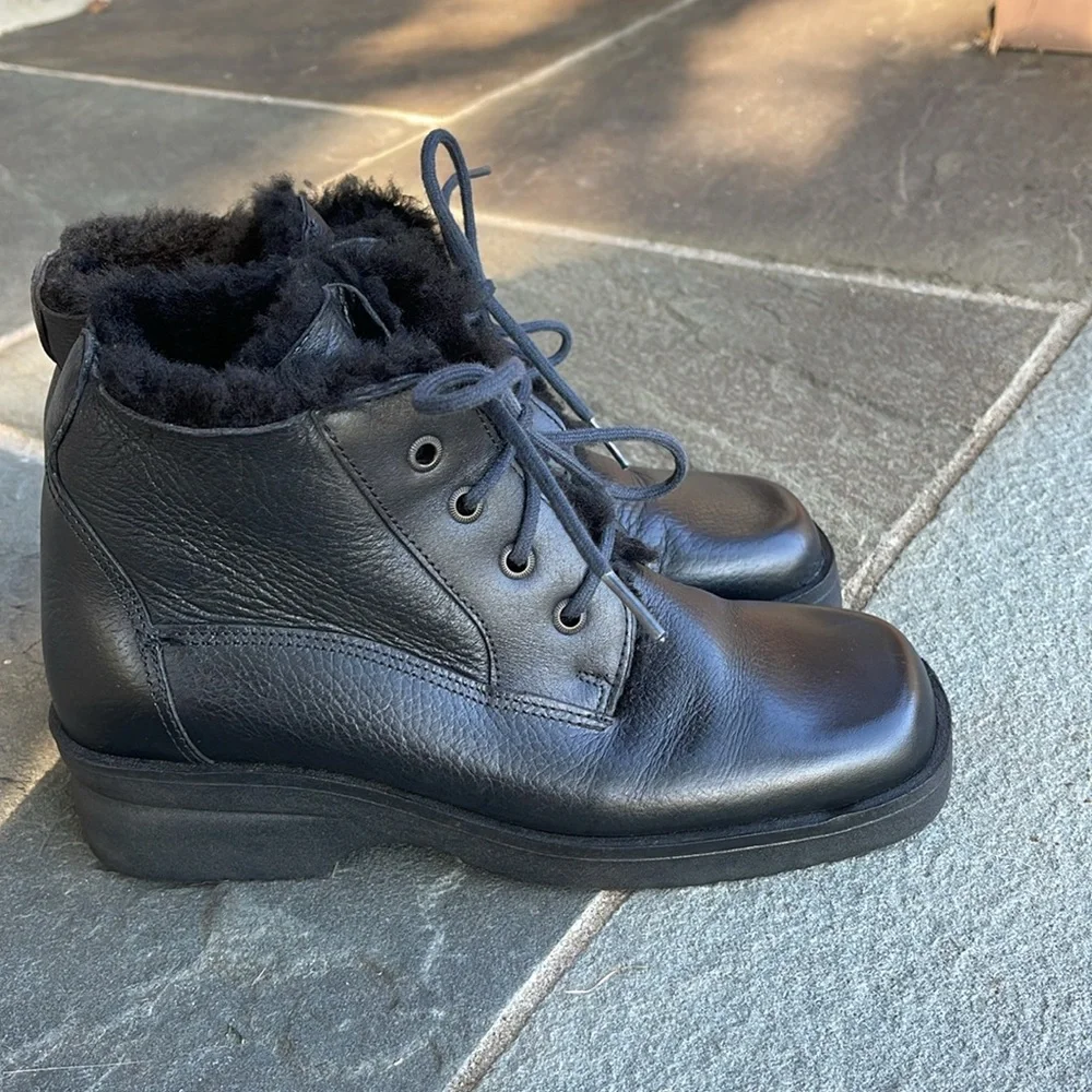 Santana Canada lace up boots size 7 fur lined